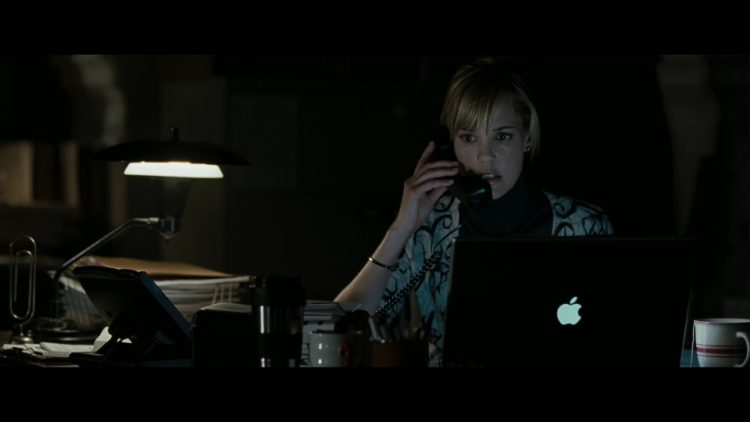 Example: Apple Laptop used by Leslie Bibb as Sarah Lowell in Law Abiding Citizen (2009)