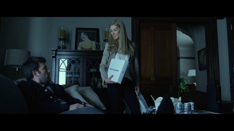 Example: Apple MacBook Box Held by Rosamund Pike as Amy Elliott Dunne in Gone Girl (2014)