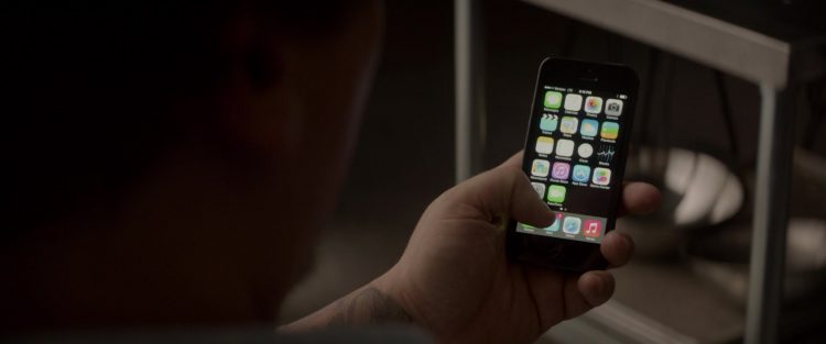 Example: Apple iPhone Smartphone of Jon Favreau as Carl Casper in Chef (2014)