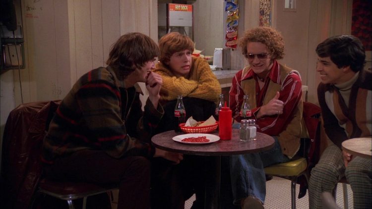 Coca-Cola Drinks in That ’70s Show S01E09 “Thanksgiving” (1998)