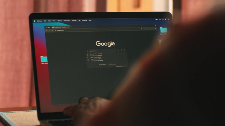 Apple MacBook, MacOS, Google WEB Search and Chrome Browser in The White Lotus S03E04 “Hide or Seek” (2025)