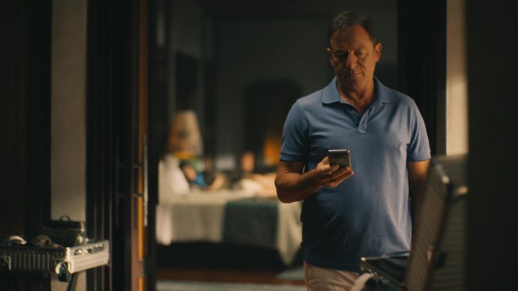 Google Pixel Smartphone in The White Lotus S03E01