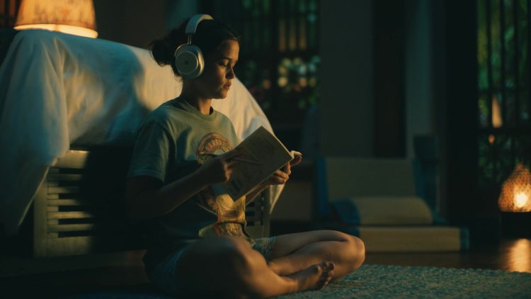 Master & Dynamic headphones in The White Lotus S03E01