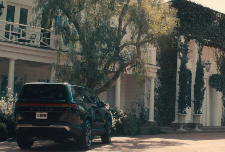 Rivian R1S Car in Paradise S01E03 “The Architect of Social Well-Being” (2025)