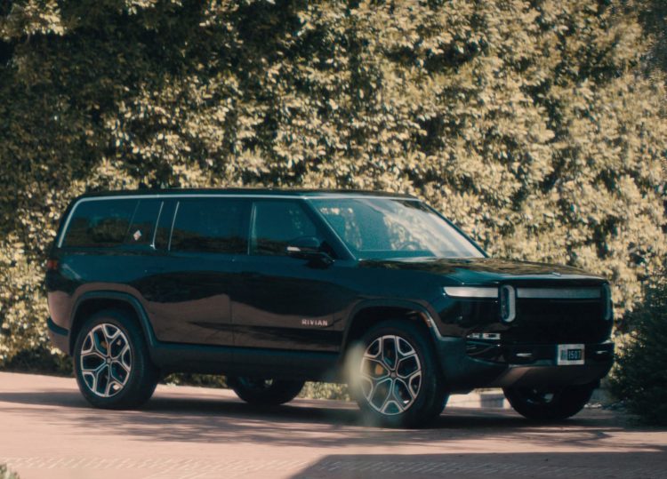 Rivian R1S SUV in Paradise S01E01 “Wildcat is Down” (2025)