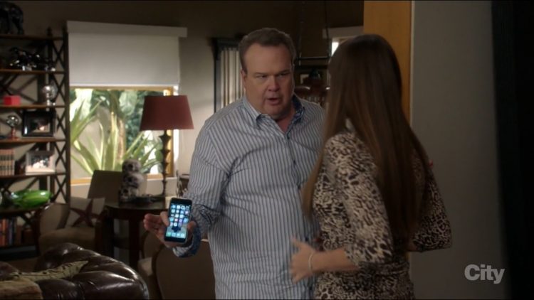 Apple iPhone Used by Eric Stonestreet in Modern Family- It’s the Great Pumpkin, Phil Dunphy (2017)