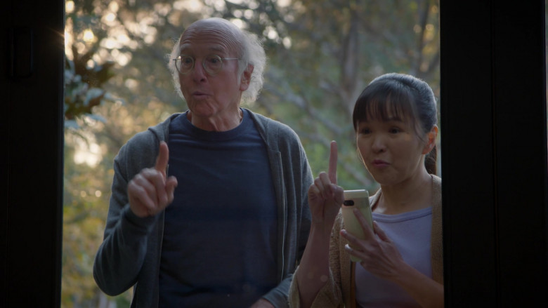 Google Pixel Smartphone in Curb Your Enthusiasm S12E09 “Ken/Kendra” (2024)