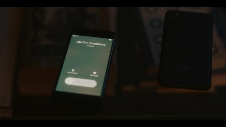 Google Pixel Smartphone in Gossip Girl S01E10 “Final Cancellation” (2021)