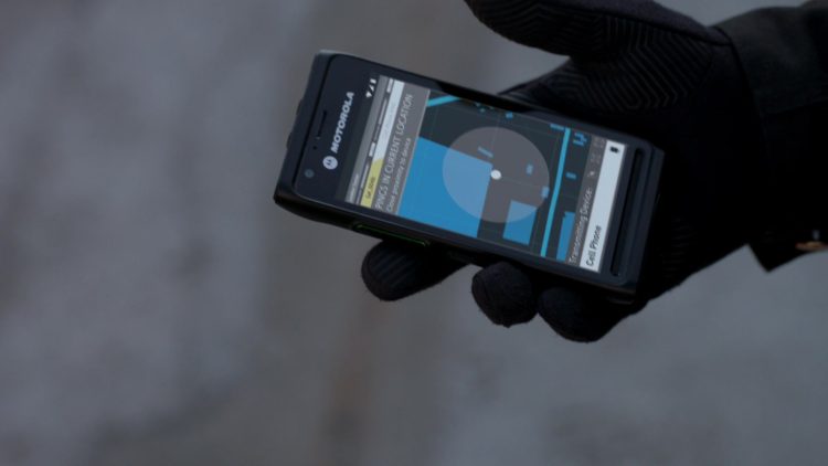 Motorola Android Smartphone in Chicago P.D. – Season 6, Episode 21, Confession (2019)