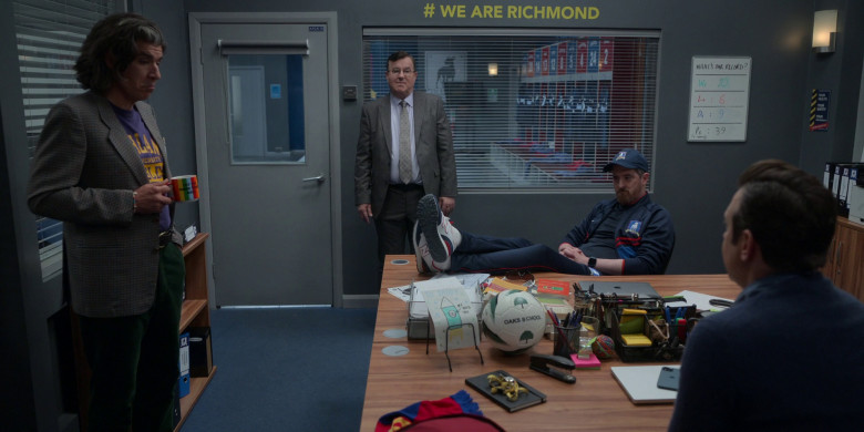 New Balance Sneakers of Brendan Hunt as Coach Beard, Apple MacBook and iPhone in Ted Lasso S03E08 “We'll Never Have Paris” (2023)