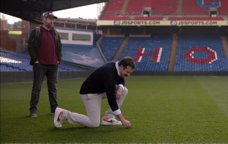 Nike Air Pegasus ’92 Sneakers of Jason Sudeikis in Ted Lasso S01E01 